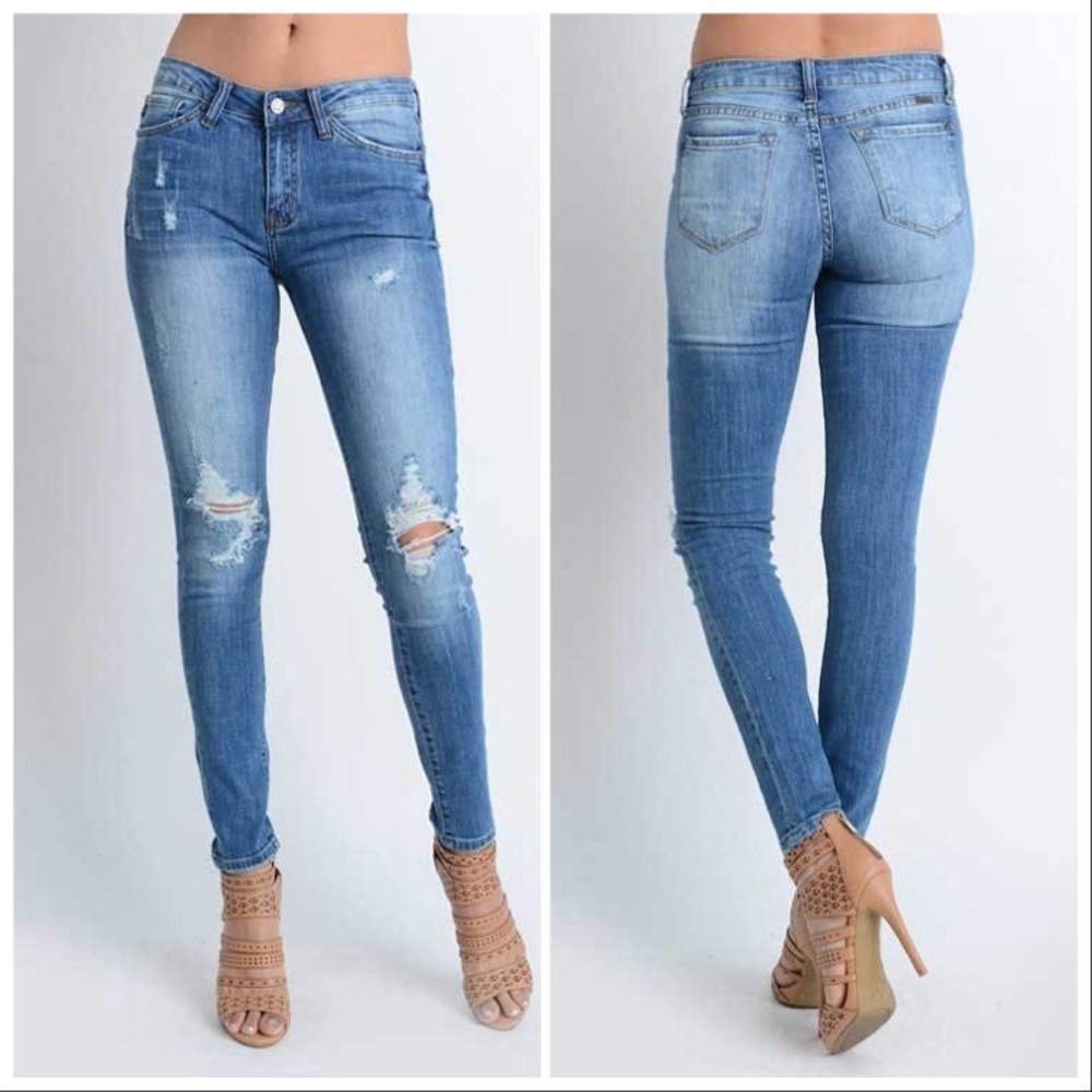 NEW‼️Medium Wash Ripped Skinny - Jeans